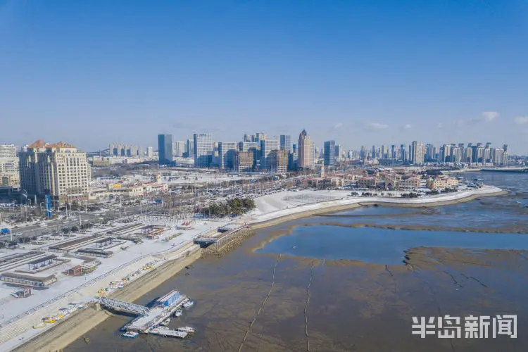 雪后唐岛湾，白色海岸线