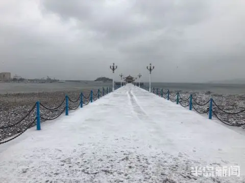 白雪与回澜阁相映成趣 栈桥雪后风景美