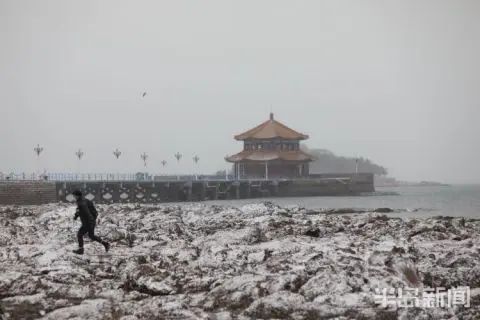 白雪与回澜阁相映成趣 栈桥雪后风景美