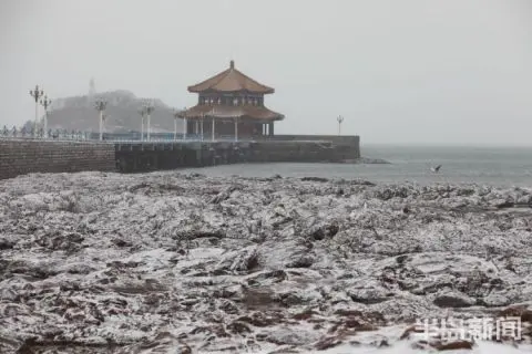 白雪与回澜阁相映成趣 栈桥雪后风景美