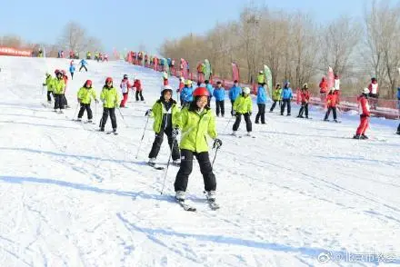 石景山5块仿真冰场明年投用 全区中小学生都将掌握冰雪运动技能