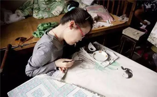 渐冻症女孩苦练绘画30年，仕女图画得十分惊艳，专家说：没有灵魂