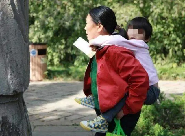 有种尴尬叫“辈分差”，外甥女去接舅舅放学，门卫大叔以为是妈