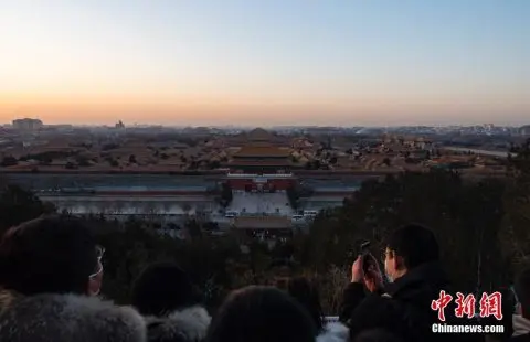 中国各地百余名冬泳爱好者齐聚长春迎新年