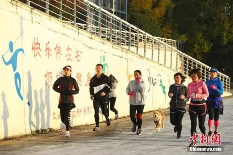 中国各地百余名冬泳爱好者齐聚长春迎新年