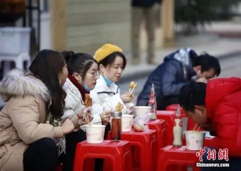 中国各地百余名冬泳爱好者齐聚长春迎新年