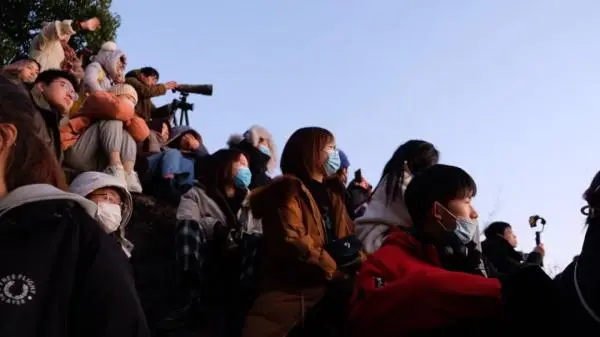 今天早上，西湖边这一幕，刷屏！