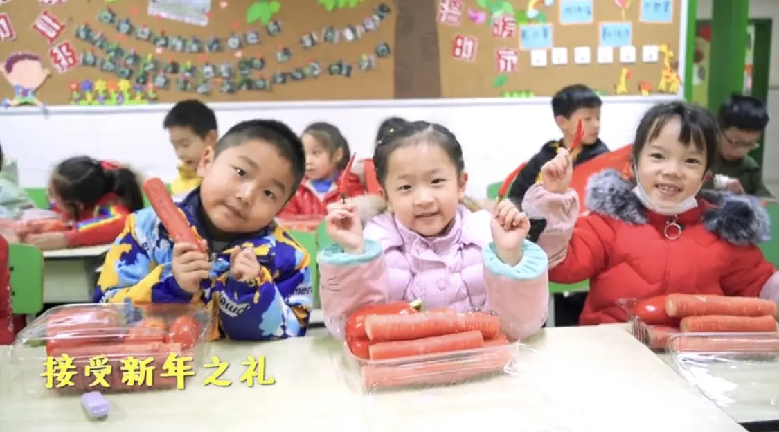 小学发红色蔬菜当新年礼物寓意红红火火 学生以此做新年第一餐