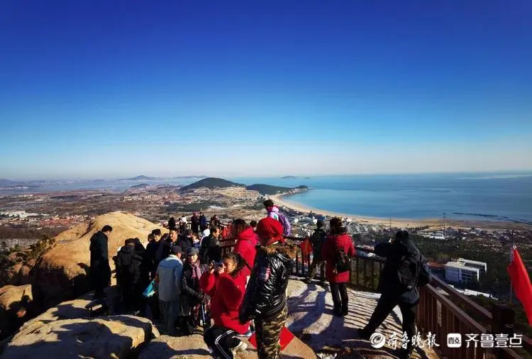 崂山：万余人登高祈福迎新年