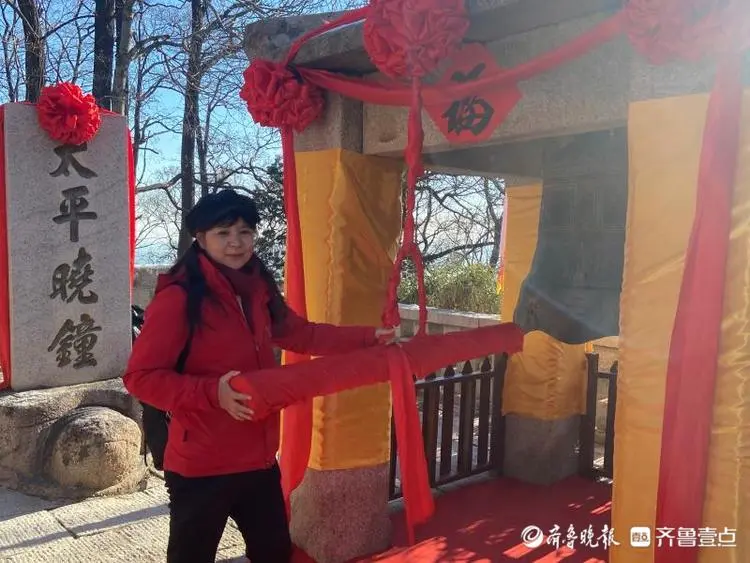 崂山：万余人登高祈福迎新年