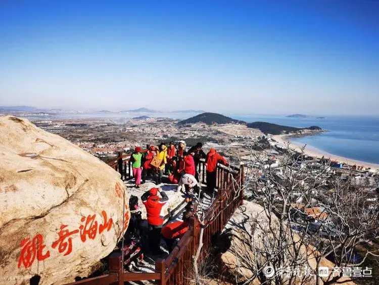 崂山：万余人登高祈福迎新年