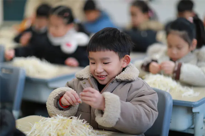 理豆芽、择芹菜……这场劳动技能大比拼有爱有温度！