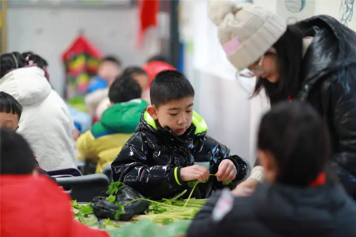 理豆芽、择芹菜……这场劳动技能大比拼有爱有温度！