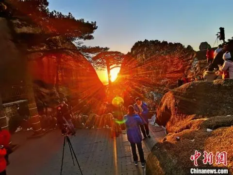 新年第一天游客黄山之巅观日出