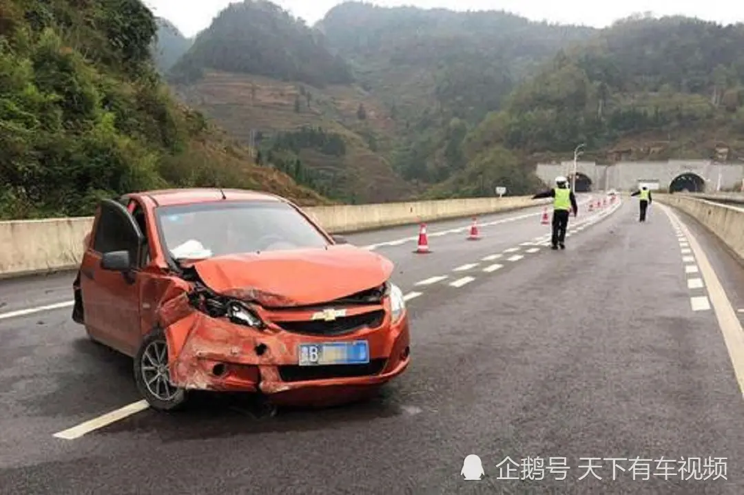 开高速时，遇到前车急刹是躲避还是跟着急刹？交警：再说最后一次