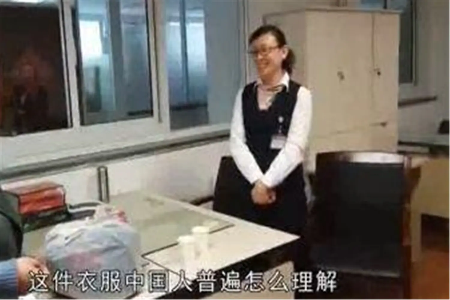 宝妈穿着新买的衣服去开家长会，班主任看到后：回家换件衣服再来