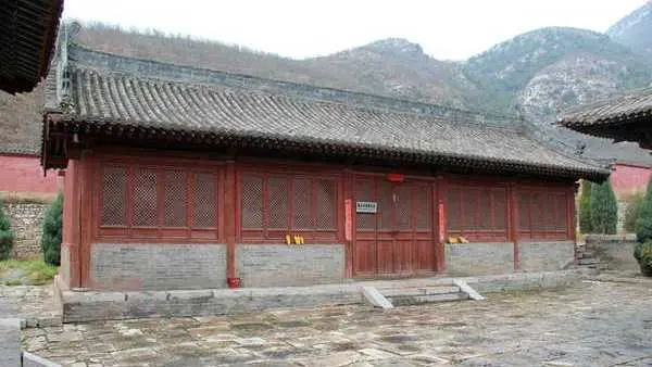 山西这个深山古寺，寺内“无头龟”驮石碑，还有一幅五代时期壁画