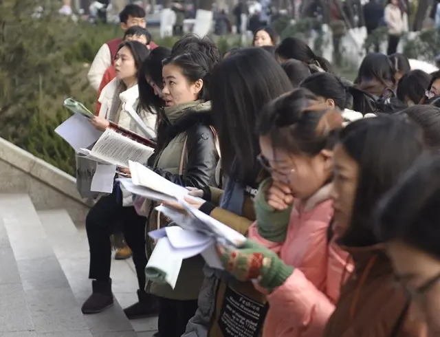 为什么研究生毕业却选择当小学老师？并非屈才，教育事业在发展