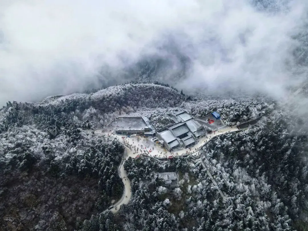 湖南南岳衡山雾凇，从广州出发仅两小时高铁，像天宫一样绝美