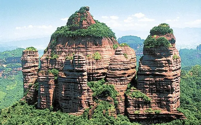 崆峒山有一个古塔托松奇景，可是专家说，这棵古松对凌空塔有害