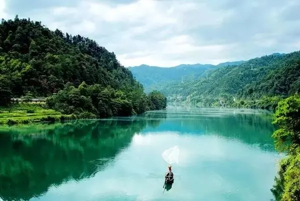 自己的诗歌被苏轼模仿，王安石不但不生气，反而连连点赞