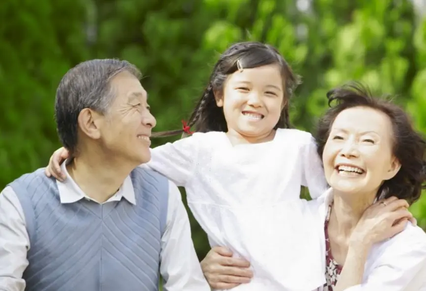 双胞胎姐妹分别交给奶奶姥姥带，3年后爸妈不敢认，差距太明显