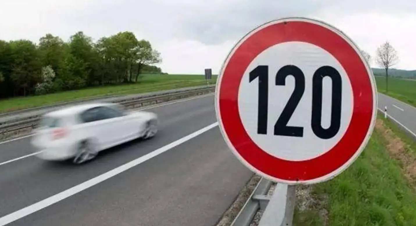 限速120KM/H，如果跑125算超速行驶吗？交警：我再说一次，记好了