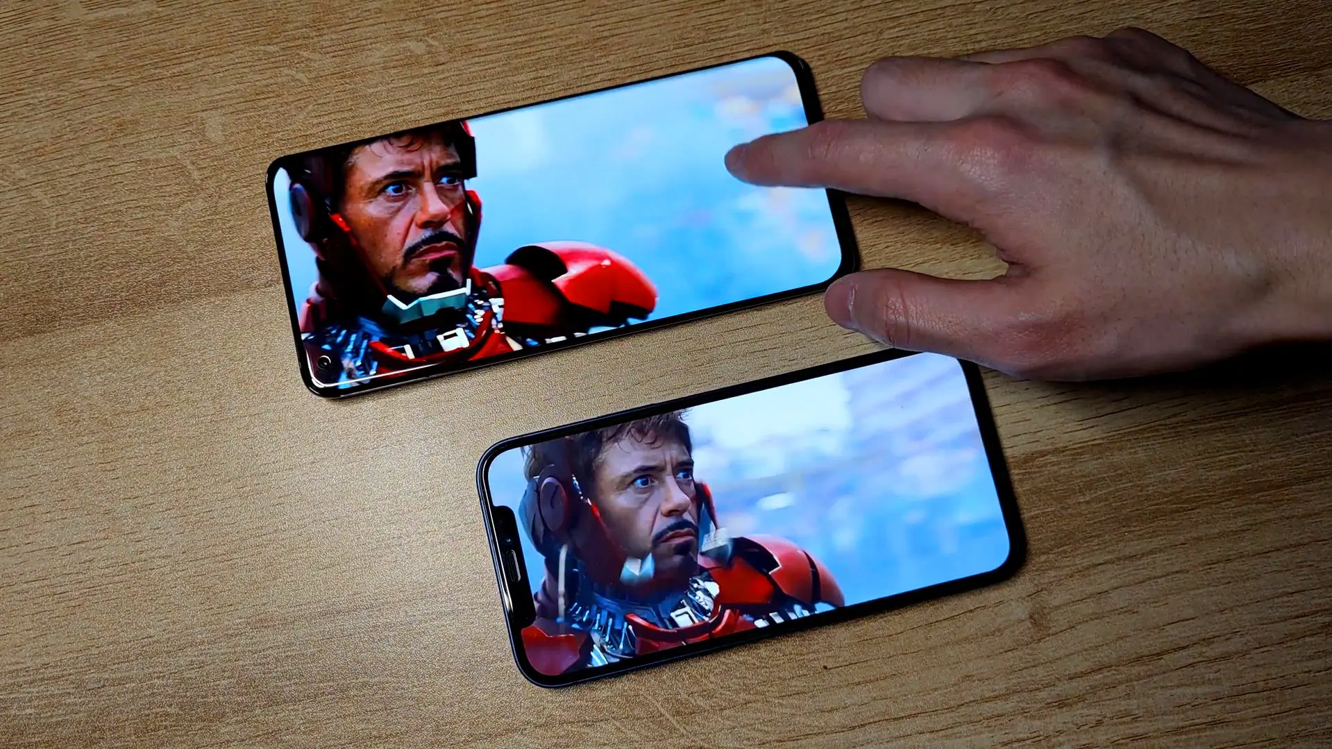 小米11和iPhone12屏幕对决：2K和1080P，有多大区别