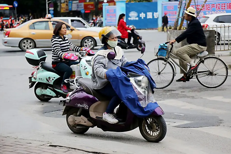 电动车“没电再充”和“随用随充”，哪种充电方式更容易损伤电池