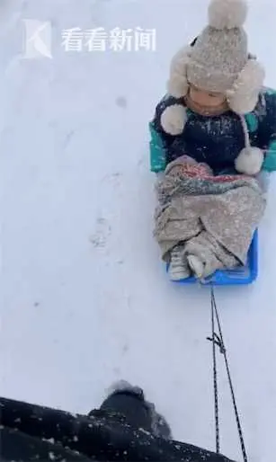 妈妈用雪橇送儿子去幼儿园后续：全勤奖状拿到啦