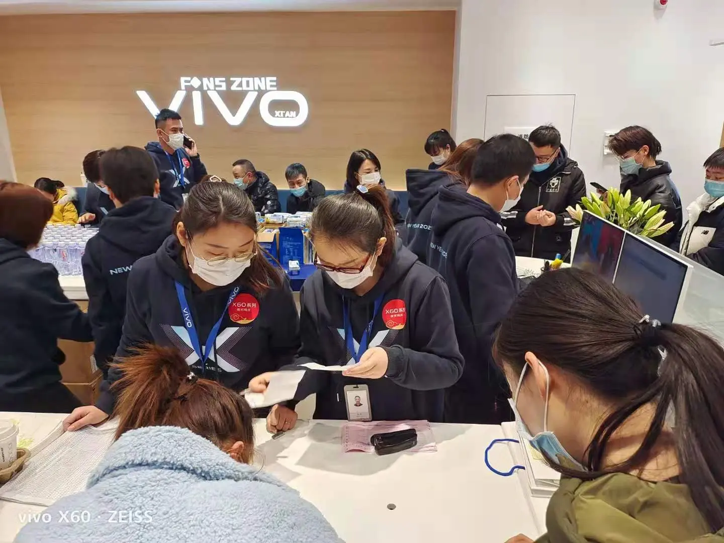 超模刘雯亲临助阵 引爆vivo X60系列发售现场交出“四冠”成绩单