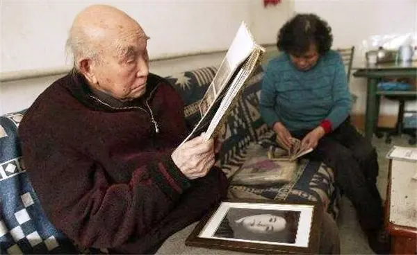 76年前，她嫁给一名医生，总感觉丈夫不对劲，临死才知他真实身份