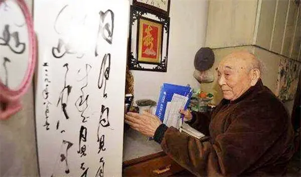 76年前，她嫁给一名医生，总感觉丈夫不对劲，临死才知他真实身份