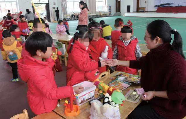 幼儿园举办互换礼物，宝妈精心挑选千元玩具，收到回礼后笑不出来