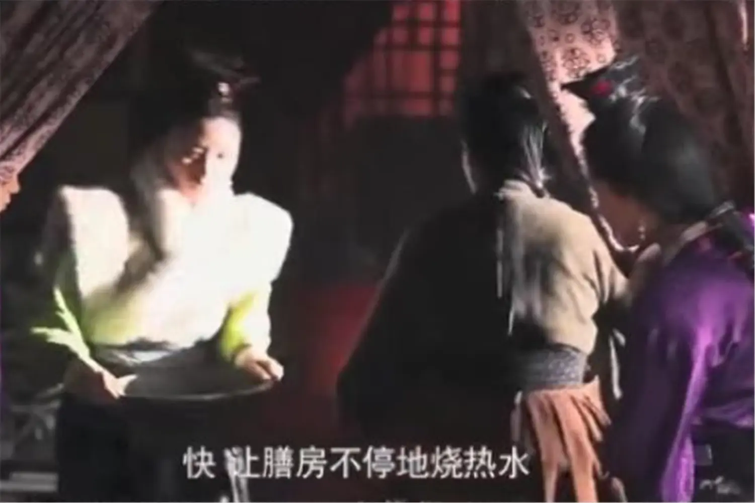 古代女人生孩子，要一盆盆的“烧热水”，热水的真正作用是什么？