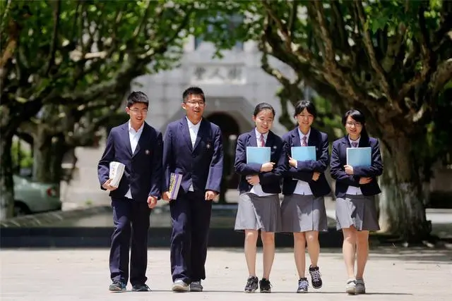 学生都穿统一校服，老师却对家境“一目了然”？家长：很现实