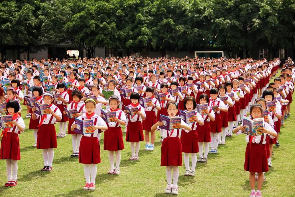 学生都穿统一校服，老师却对家境“一目了然”？家长：很现实