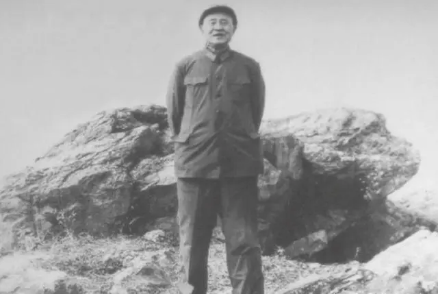 1986年，迟浩田遇老翁悠然垂钓，老翁抚须笑问：可知胡司令？