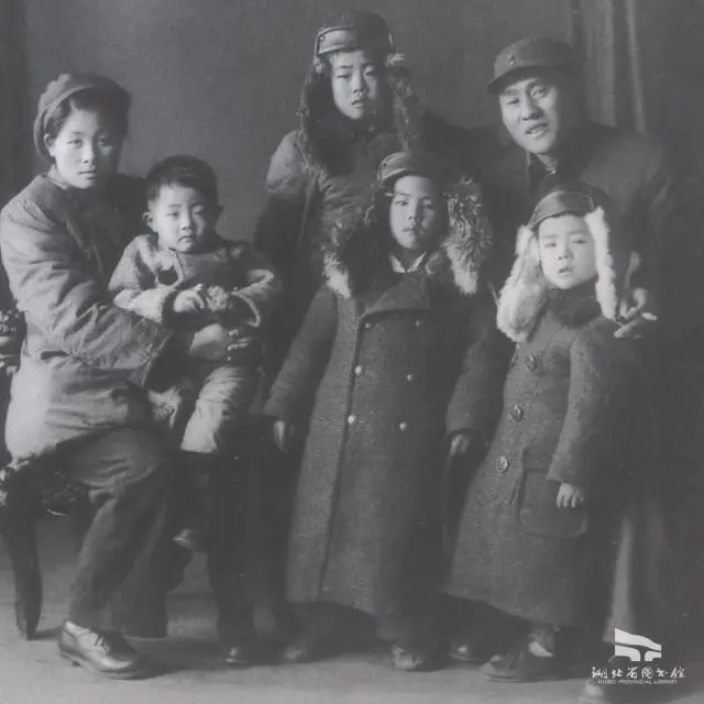 1986年，迟浩田遇老翁悠然垂钓，老翁抚须笑问：可知胡司令？