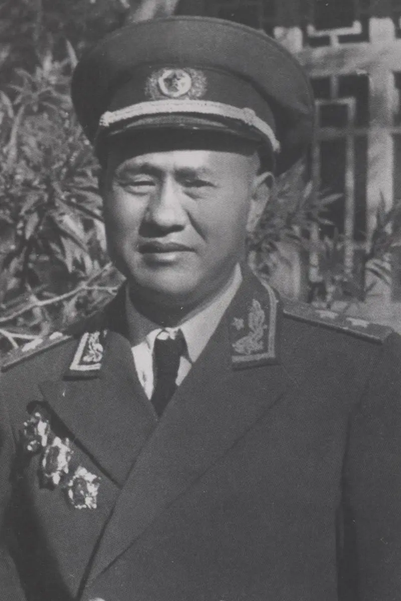 1986年，迟浩田遇老翁悠然垂钓，老翁抚须笑问：可知胡司令？