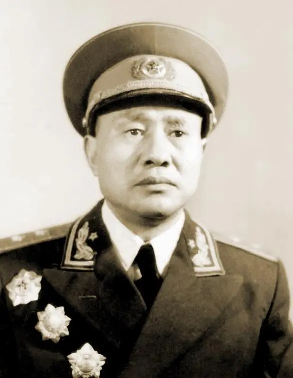 1986年，迟浩田遇老翁悠然垂钓，老翁抚须笑问：可知胡司令？
