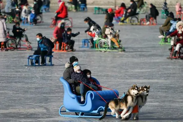 冬日“畅游”什刹海 乐呵乐呵滑冰车