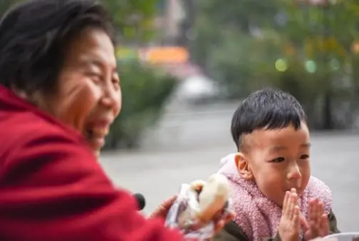 辈分乱的家庭，出门都是尴尬：外甥女去幼儿园接舅舅反被当成妈