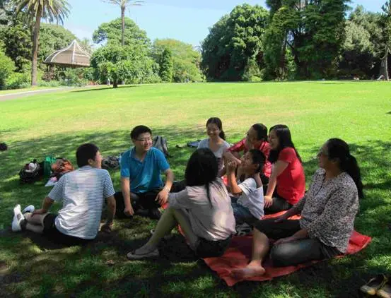 做一个吃瓜群众，基因就已经替你决定了，八卦使大脑产生快乐物质