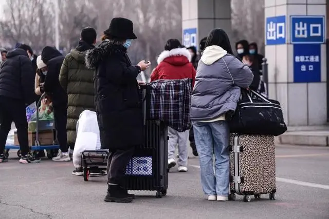 学校不让留，老家不能回，在外飘荡的外省大学生：就地过年是奢侈