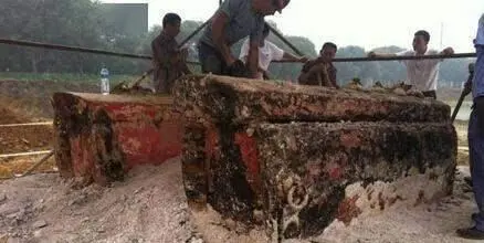 北京出土李莲英墓，报废3把铁锤才砸开，打开后专家倒吸凉气