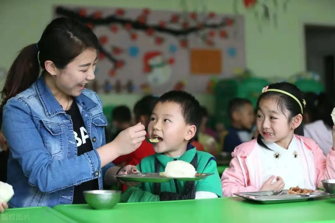 女儿经常说头痛，宝妈看后很是心疼，去幼儿园找老师理论