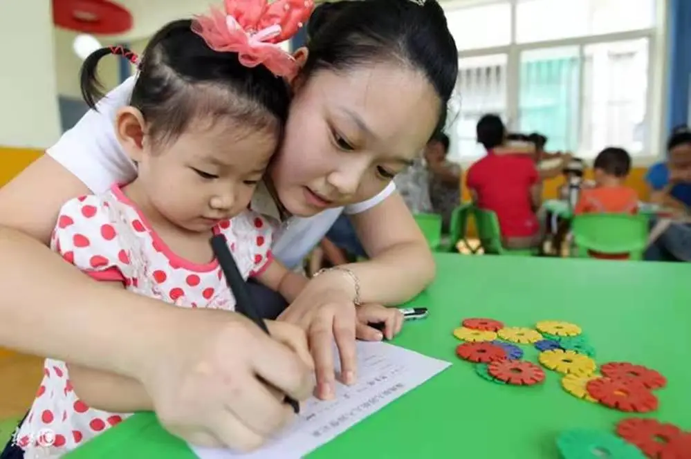 女儿经常说头痛，宝妈看后很是心疼，去幼儿园找老师理论