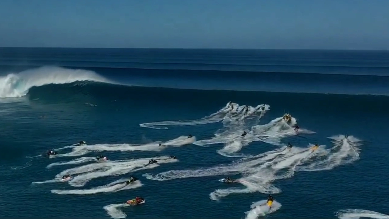无人机拍到夏威夷罕见50英尺高巨浪 有摩托艇被抛向天空
