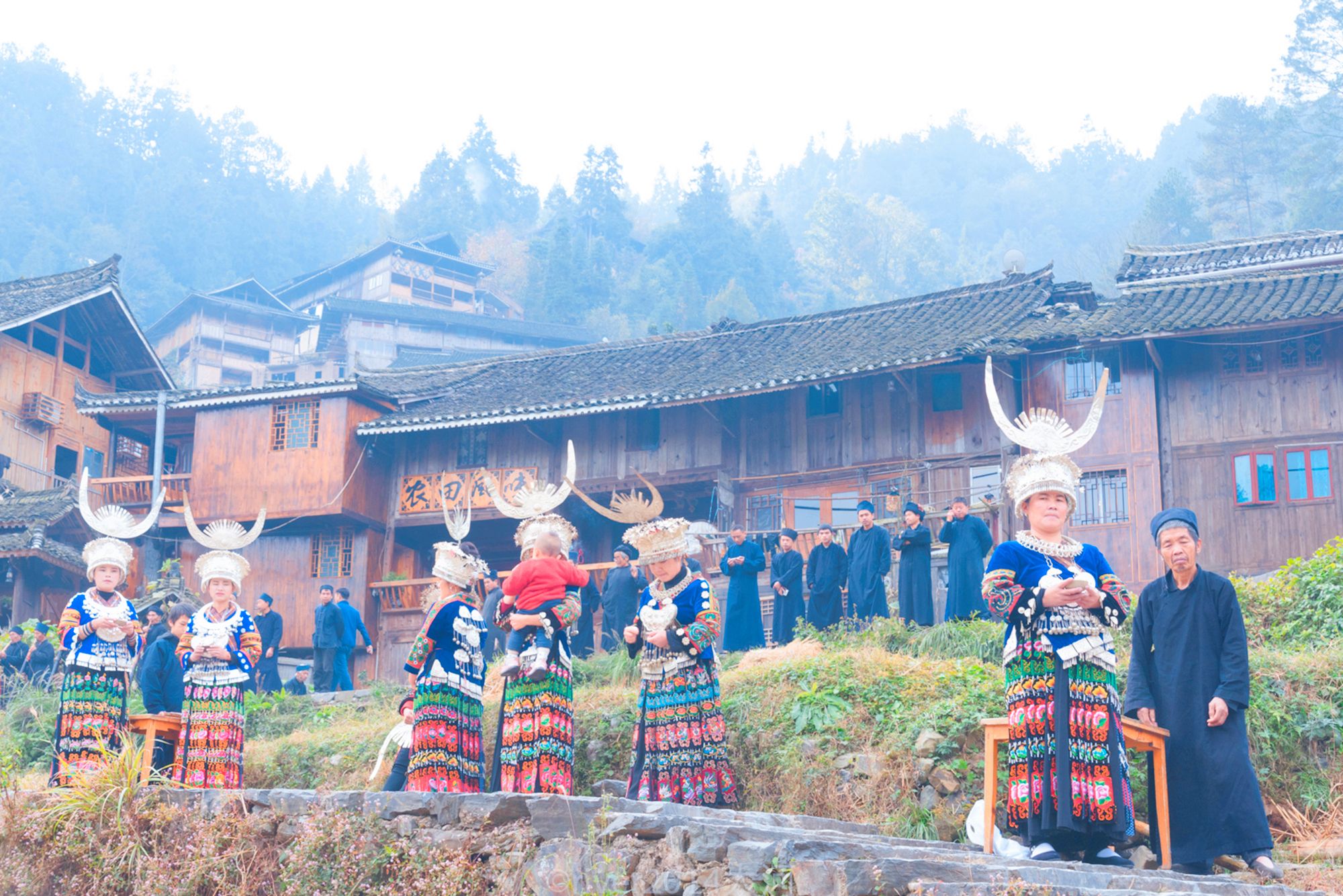 去苗寨旅游，有女孩给你一块“布”，不要接免得出丑